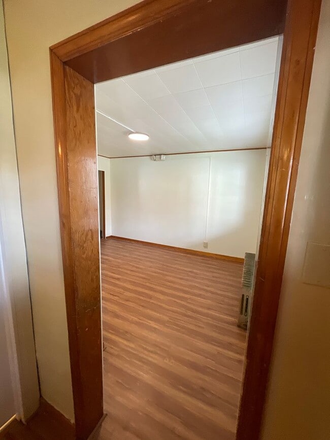Building Photo - Renovated 3 bed 1 bath with River views fr...