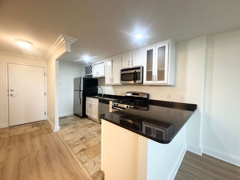 Building Photo - 700 E 8th St