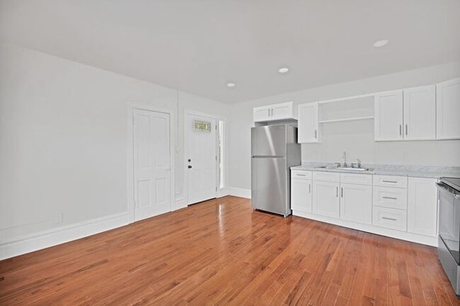 Building Photo - Renovated 2 Bedroom in Downtown Victorian Complex