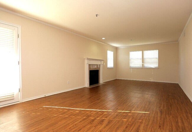 Building Photo - Beautiful large 2-bedroom 2 baths with 1 car garage in Mid Town Tulsa!!