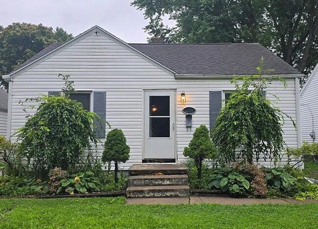 Primary Photo - "Coming Soon" 3 Bedroom Possible 4 Bedroom...