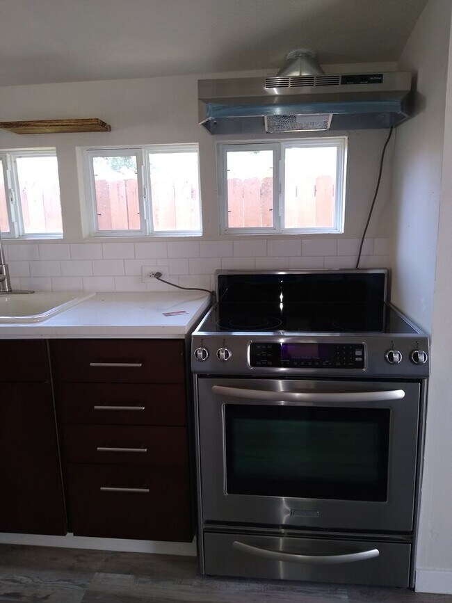 Building Photo - 1/2 off first months rent Totally Renovated Studio! AVAILABLE NOW!!