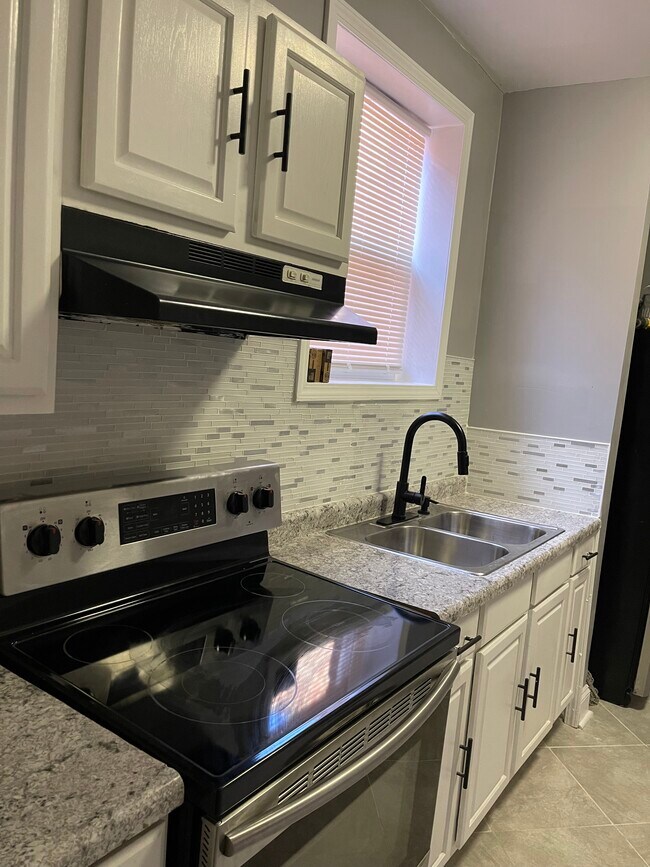 Building Photo - 8040 S Evans Ave