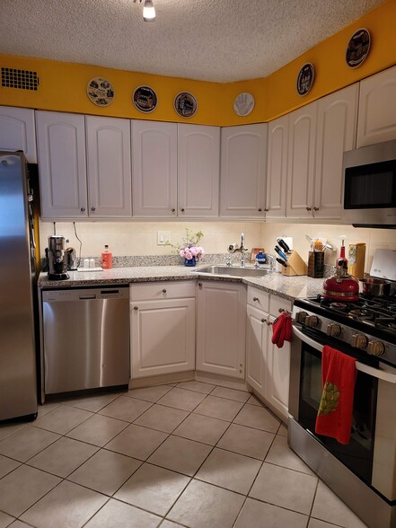 Kitchen - 5225 Pooks Hill Rd