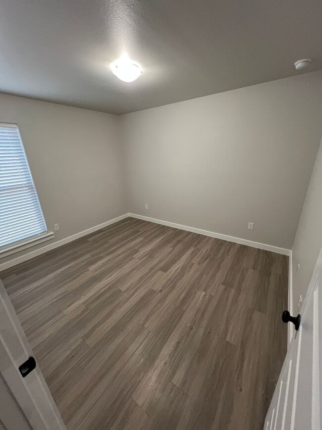 Building Photo - Available Starting in March! 3/2/2 in Bell Farms!