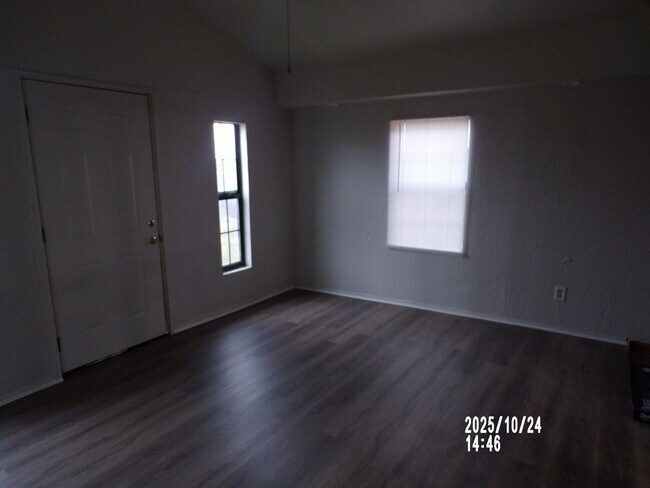 Building Photo - Very Nice home located in the Sullivan Vil...