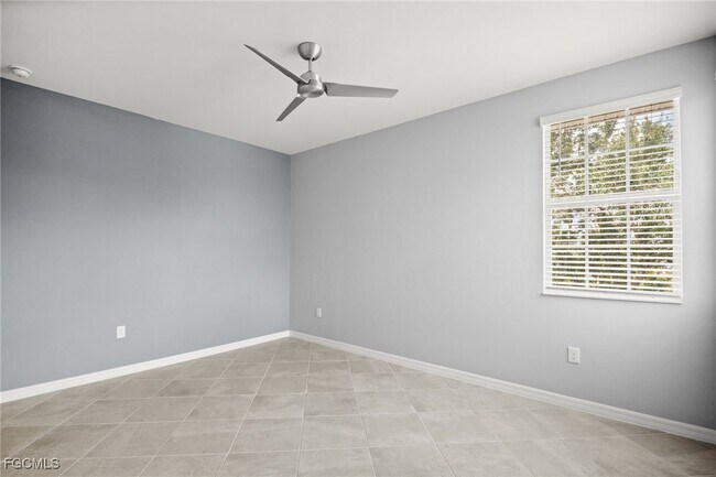 Building Photo - 12000 Santaluz Dr