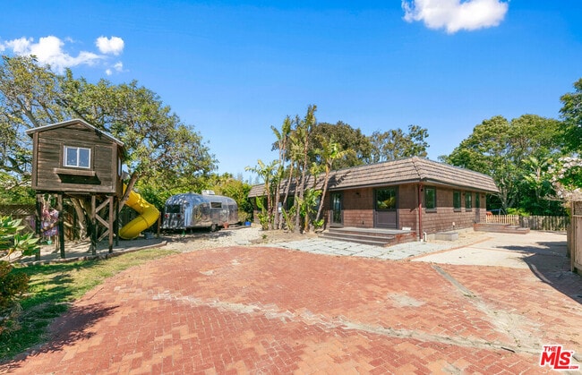 Building Photo - 7038 Dume Dr