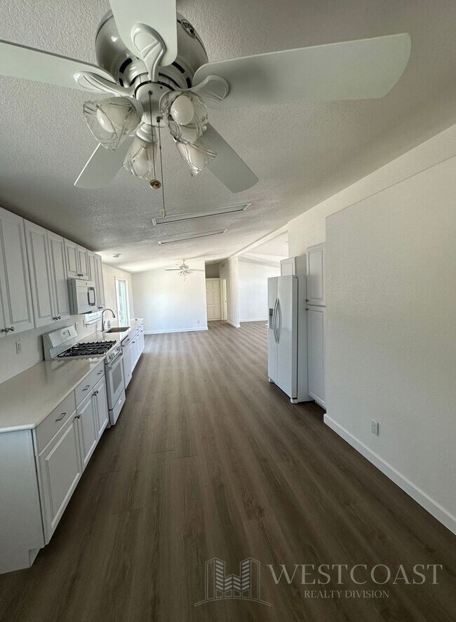 Building Photo - 41644 Valencia Way