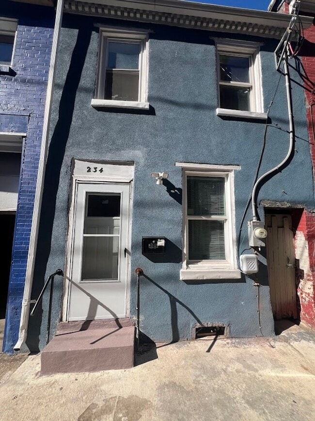 Building Photo - Updated 2 bedroom house!