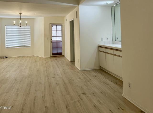 Building Photo - 10925 Blix St
