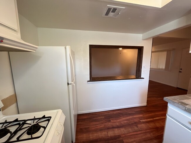 Building Photo - Centrally located lovely 2 bedroom 1 bathr...