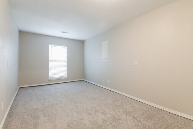 Building Photo - 206 E Holly