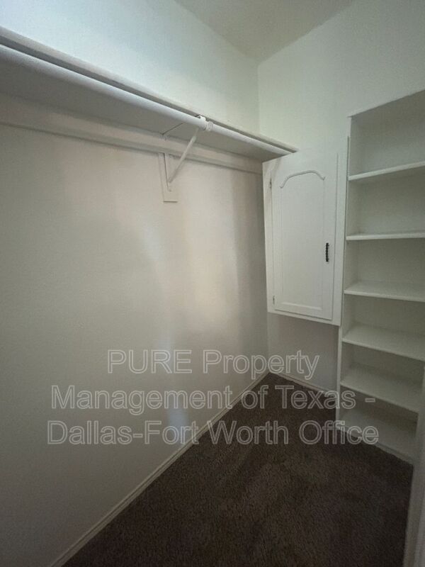Building Photo - 5945 Ravenya St