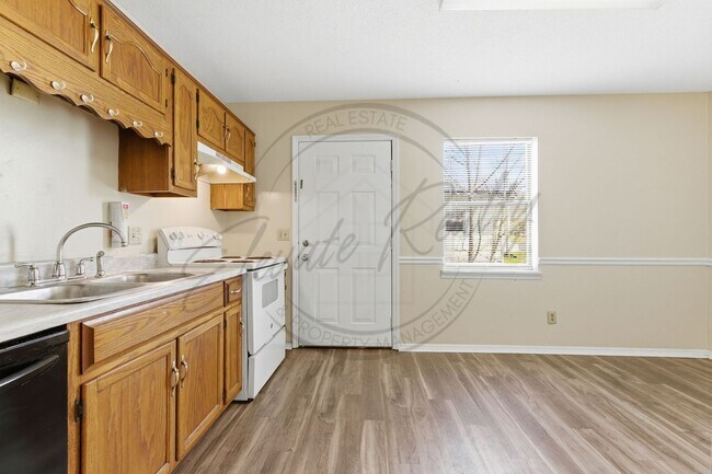 Building Photo - Spring Special: Charming 2 Bed / 1.5 Bath Townhouse in Cookeville