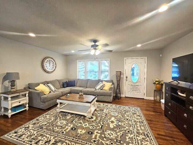 Building Photo - 3 Bedroom home minutes from Prisma Health and Downtown Greenville