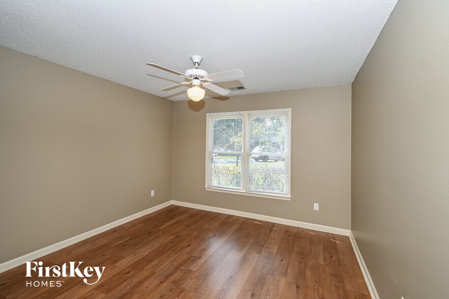 Building Photo - 5802 Millers Pond Ln