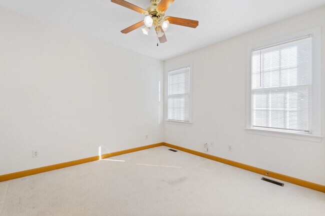 Building Photo - Exceptional 5-Bedroom Residence in the Hea...