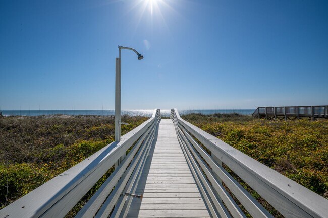 Building Photo - VINTAGE BEACHFRONT COTTAGE AVAILABLE MARCH AND APRIL
