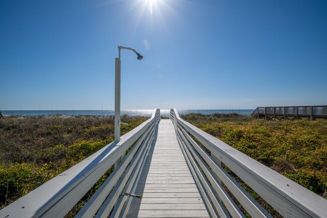 Building Photo - VINTAGE BEACHFRONT COTTAGE PERFECT FOR COZY WINTER GETAWAY