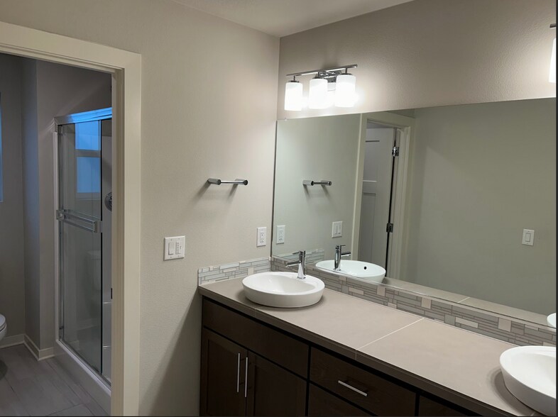 Master Bathroom - 6507 SE Genrosa St