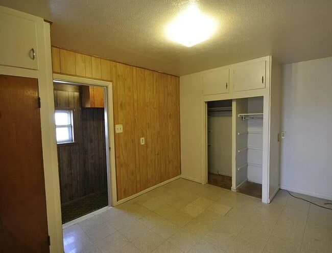 Building Photo - 3 Bedroom Home with Large Fenced Yard Avai...