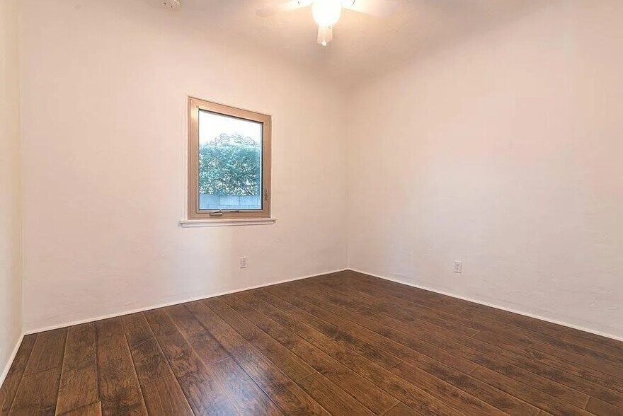 Building Photo - 302 W Mariposa Ave