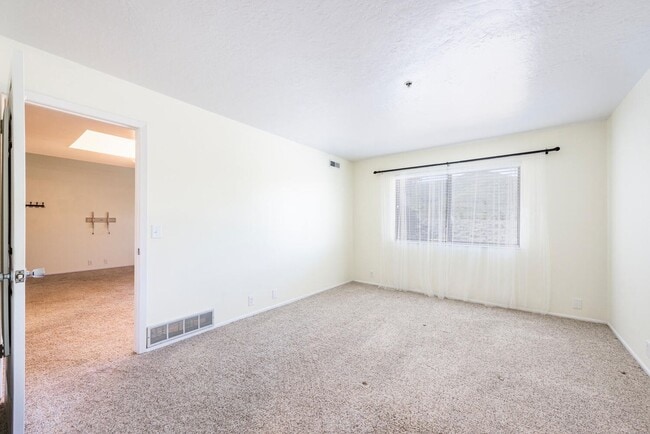 Building Photo - Top Floor Condo Near Bus Line