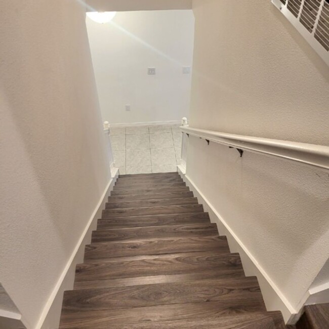Building Photo - 3bed/2.5 Bths Townhome in Fishhawk. Lots o...