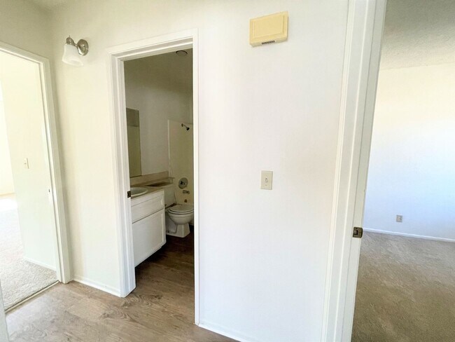 Building Photo - Spacious Single Level Upstairs Apartment!