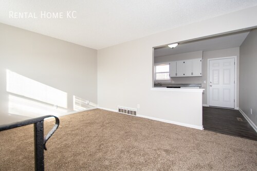 Building Photo - Roomy 3-bed/2-bath Duplex w/Fin Bsmt, fenc...