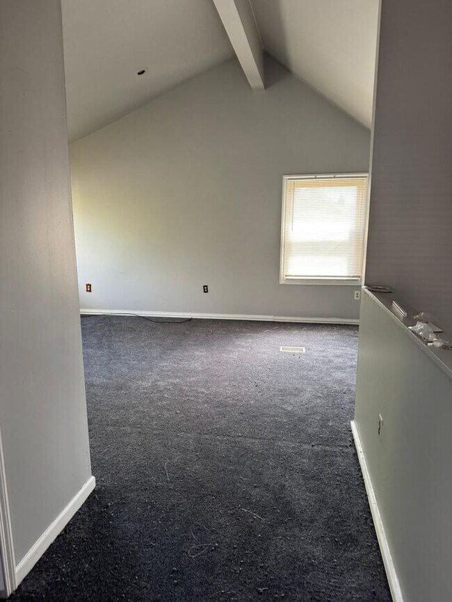 Building Photo - Detached Garage- 2 bathrooms - Section 8 Accepted !