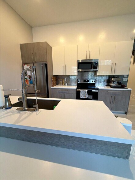 Building Photo - 913 NW 45th Ter