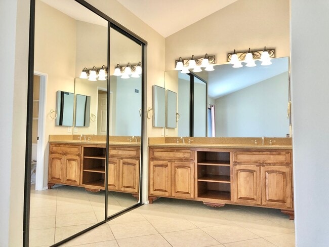 Building Photo - Sweet Single-Story, Completely Detached, in the Picturesque Fallbrook Village HOA Community!