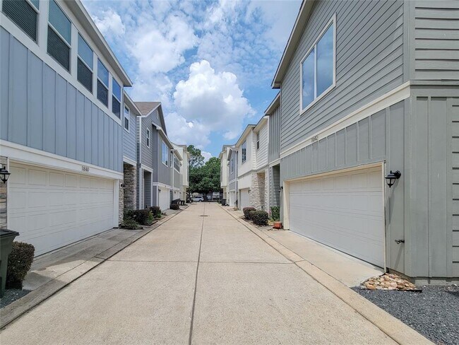 Building Photo - 1842 Parana Dr