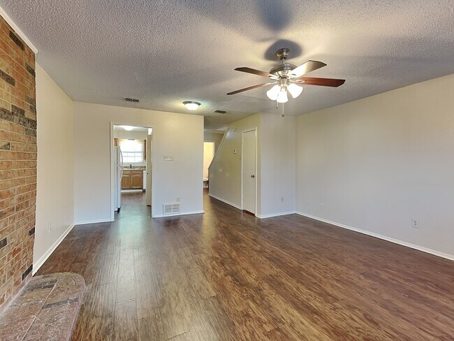 Building Photo - 930 Southmoor Dr