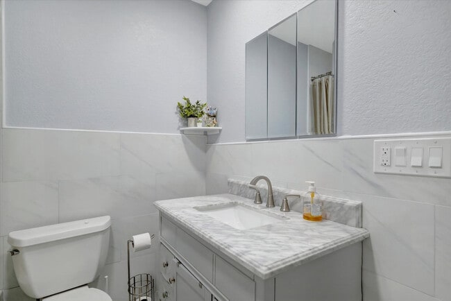 Building Photo - 4408 E Riverside Dr