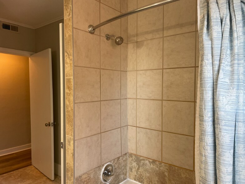 Building Photo - 494 Reinhard Ave