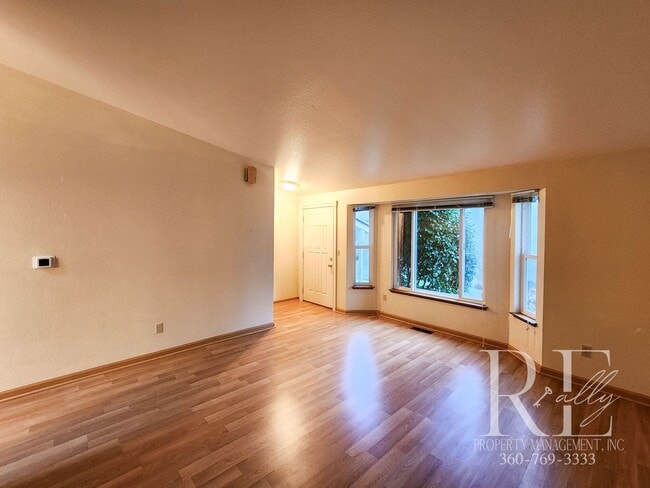 Building Photo - Spacious Silverdale Tri-Level with Hot Tub & Stylish Kitchen