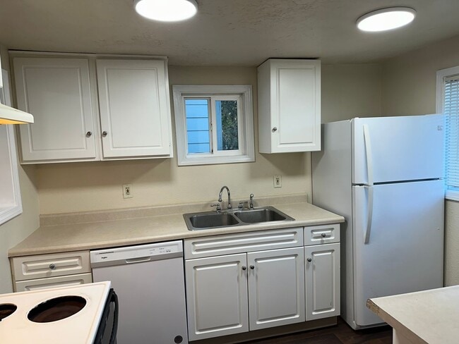 Building Photo - Updated 2 bedroom, 1 bath house in Springfield!