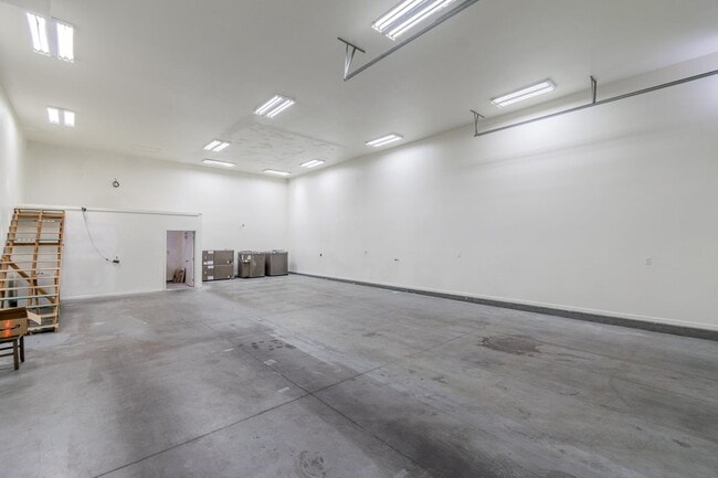 Building Photo - RV GARAGE | Single Story | Furnished Or Unfurnished