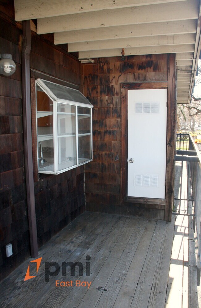 Building Photo - Spacious Studio Condo with Parking & On-Si...