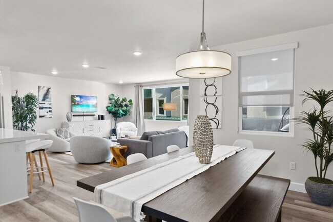 Building Photo - Carlsbad Townhome - 2 Blocks to the beach