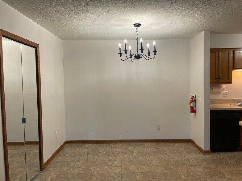 Building Photo - 2504 Eagles Circle