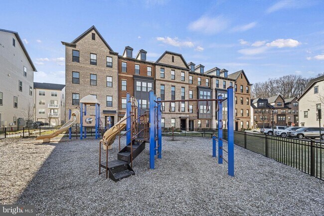 Building Photo - This beautiful 3 bed 2.5 bath 2-story condo provides a grand feeling with tall ceilings & over 16...