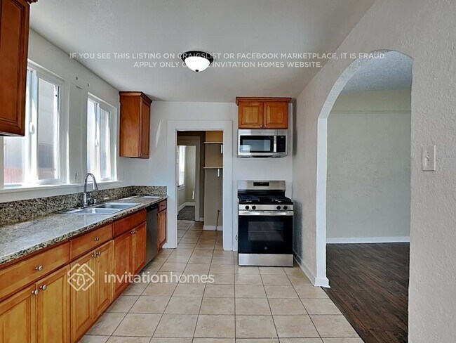 Building Photo - 2627 S Dunsmuir Ave