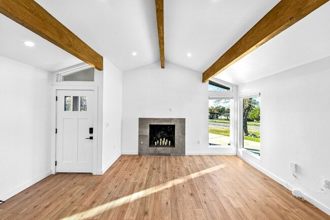 Building Photo - Gorgeous New Remodel with a Bright and Open Floorplan