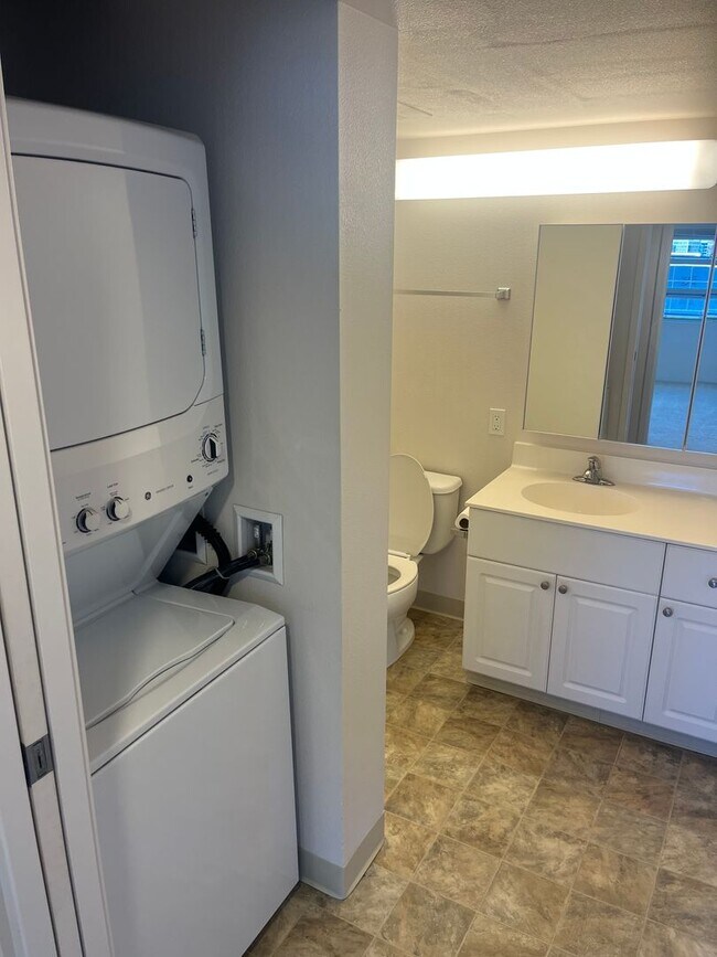 Building Photo - 2 Bedroom, 1.5 Bath, 1 Parking Close to Everything