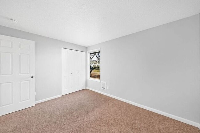 Building Photo - Spacious 2 Bed, 1.5 Bath. townhome with Washer and Dryer!