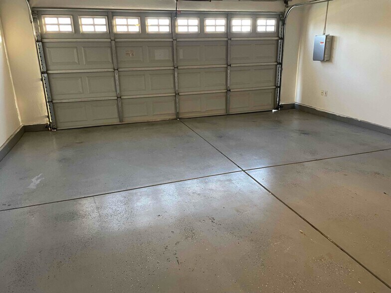 Building Photo - 9415 Godiva Ave
